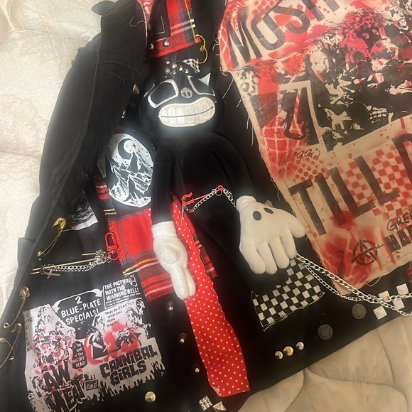 Good condition punk vest with good condition  plushy - Picture 2 of 3